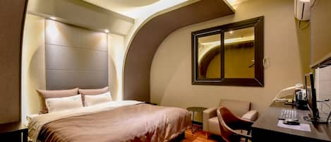 Escritorio, cortinas blackout y sistema de insonorización