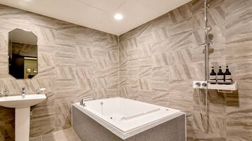Deluxe Room | Bathroom | Separate tub and shower, jetted tub, free toiletries, hair dryer