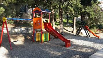 Chambre Double (Guest House Villa Nina- Double Room w) | Aire de jeux - extérieure
