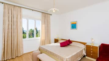 Iron/ironing board, free WiFi, bed sheets