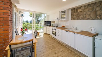 Apartamento, 2 quartos, terraço, vista para o mar | Opções para refeição no quarto