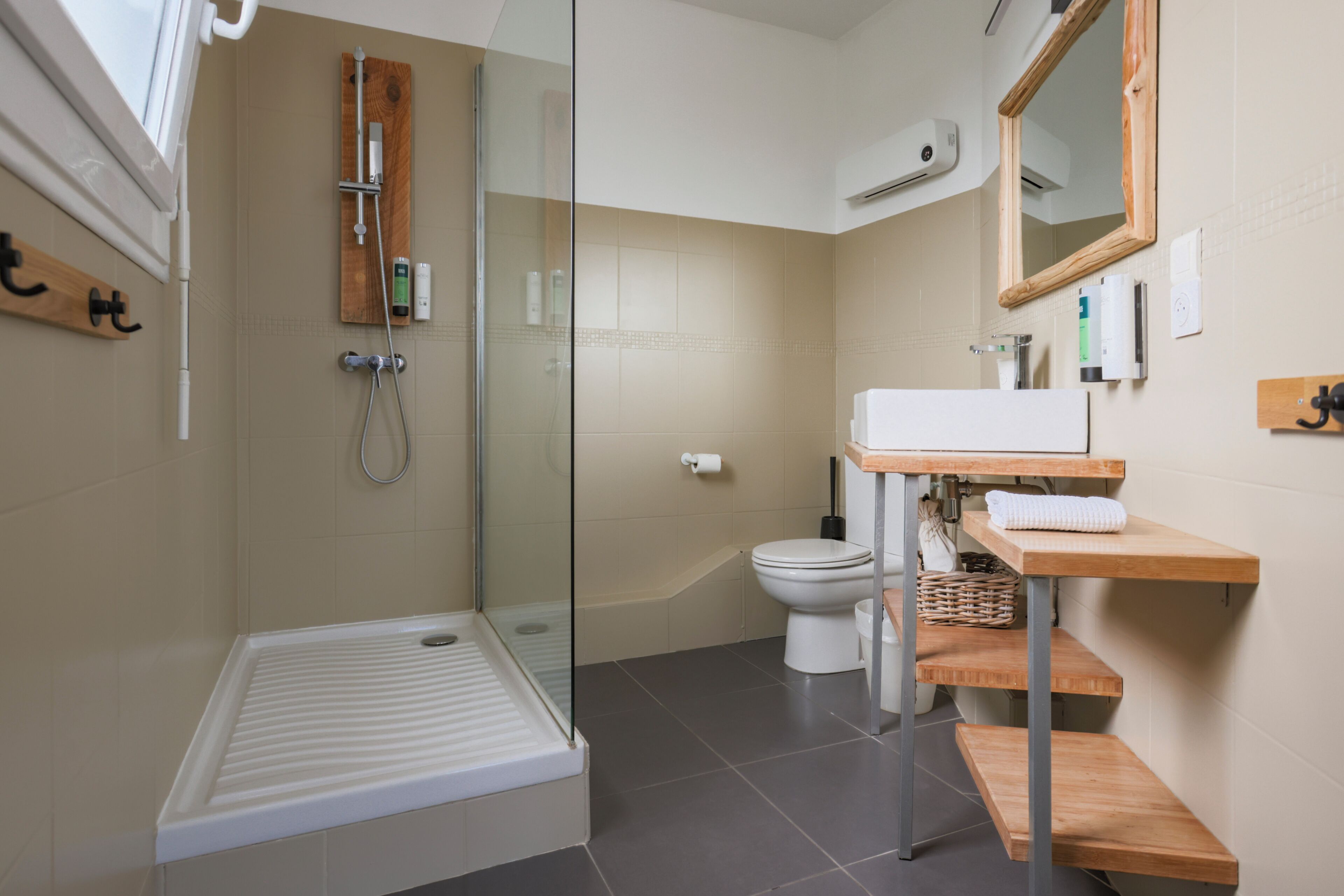 Basic Double Room, Balcony | Bathroom | Free toiletries, hair dryer, towels