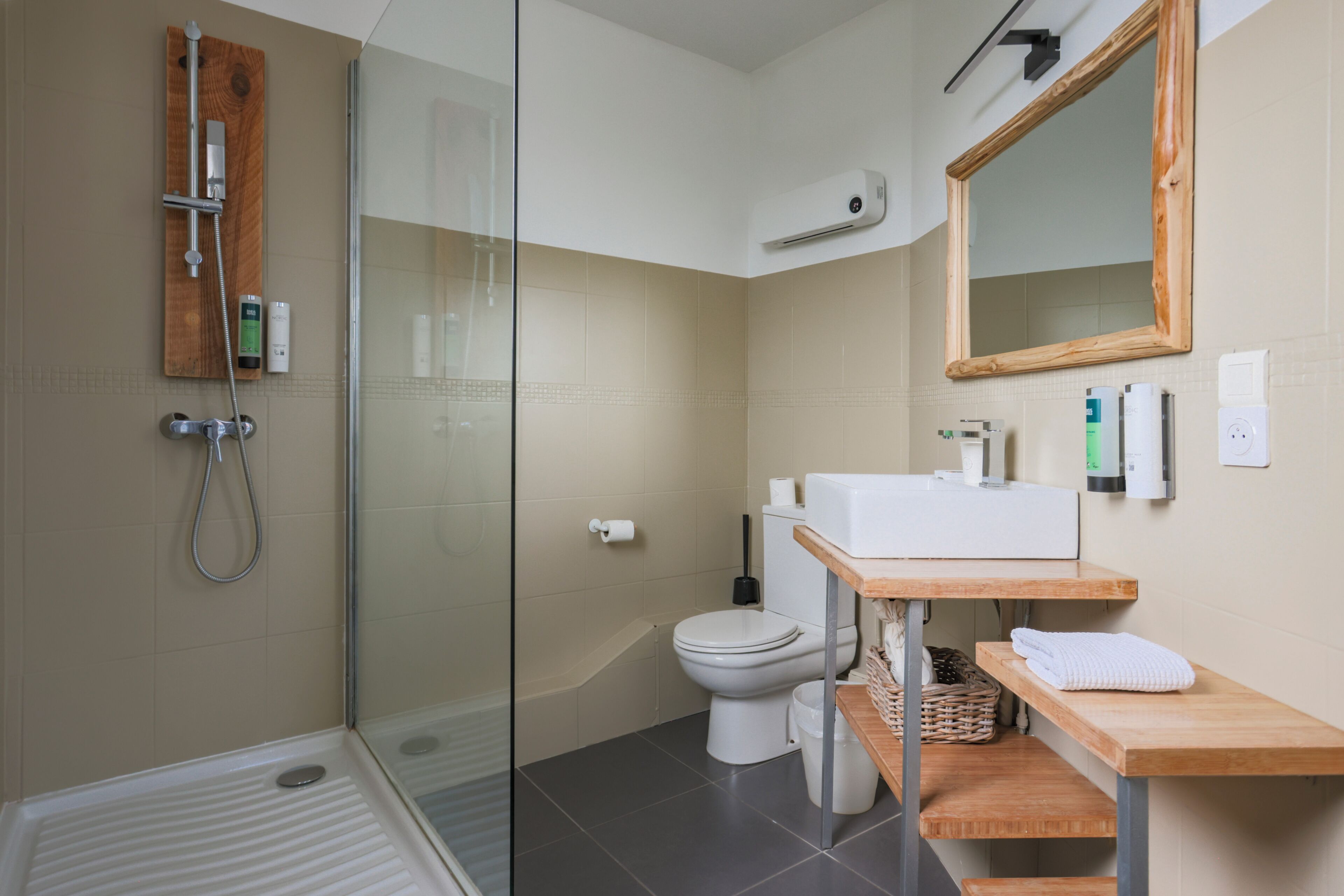 Eenvoudige tweepersoonskamer, balkon | Badkamer | Gratis toiletartikelen, een haardroger, handdoeken