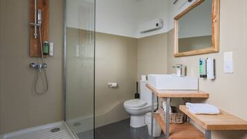 Eenvoudige tweepersoonskamer, balkon | Badkamer | Gratis toiletartikelen, een haardroger, handdoeken