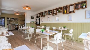Daily buffet breakfast for a fee - Hôtel La Baïne (Capbreton)