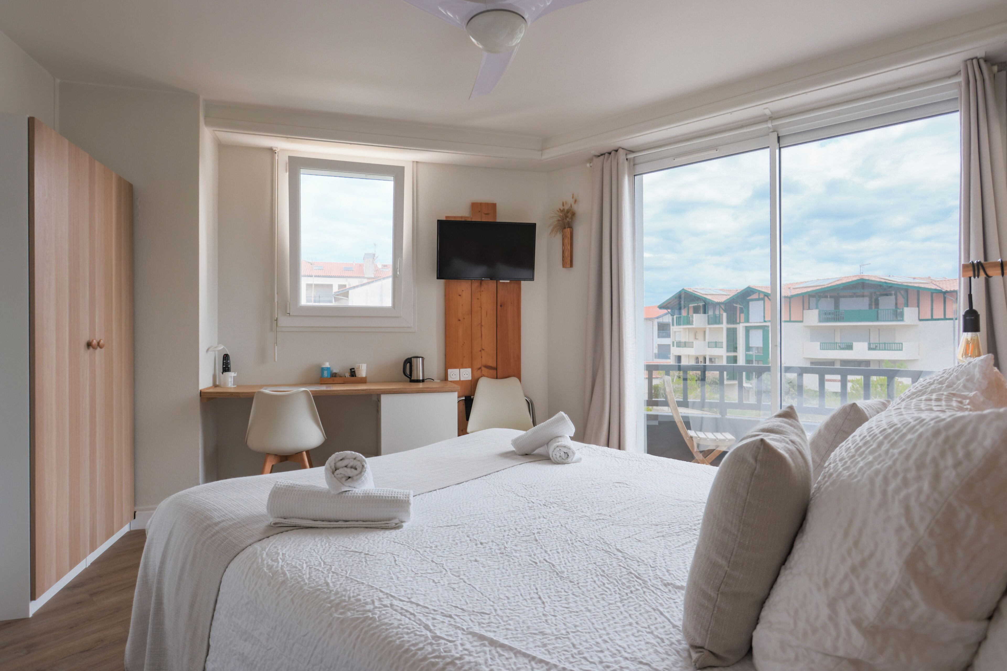 Eenvoudige tweepersoonskamer, balkon | Verduisterende gordijnen, een strijkplank/strijkijzer, gratis wifi