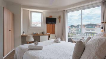 Eenvoudige tweepersoonskamer, balkon | Verduisterende gordijnen, een strijkplank/strijkijzer, gratis wifi