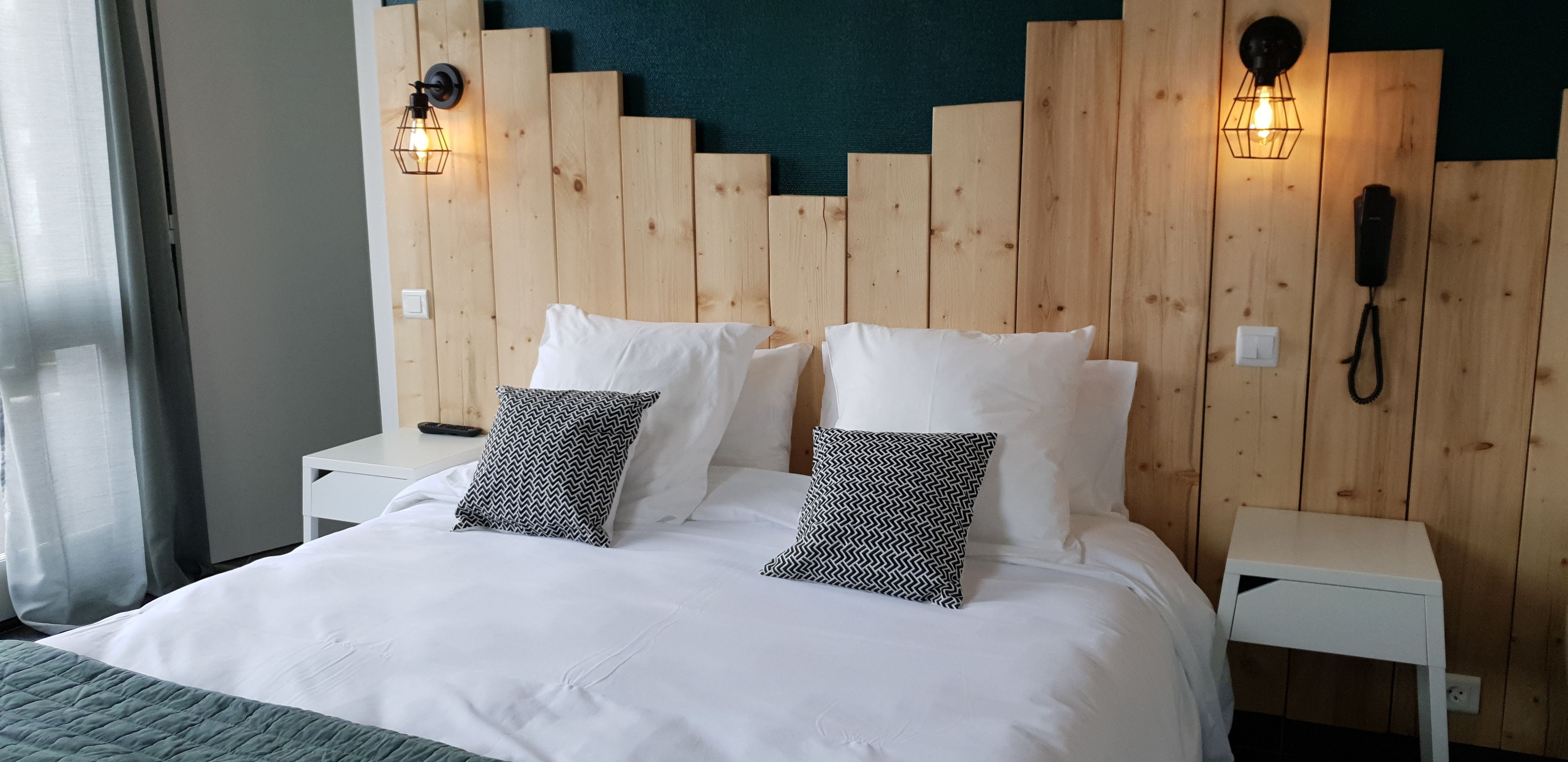 Kahden hengen huone | Yksilöllisesti sisustettu, yksilöllisesti kalustettu, pimennysverhot