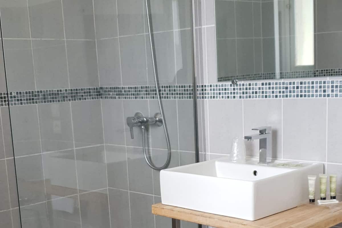 basic double room, balcony | bathroom | free toiletries, hair dryer, towels