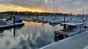 A marina with boats docked at the pier. - Hôtel La Baïne (Capbreton)