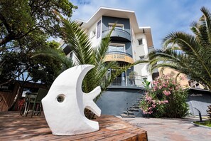 A modern building with a sign reading 'LA BAINE HOTEL' and a large white sculpture in the foreground. - Hôtel La Baïne (Capbreton)