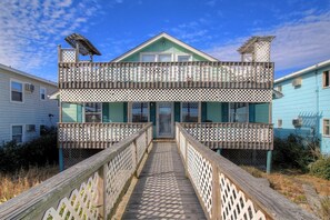 Exterior - ⭐Averette Cottage: Oceanfront Home-Beach Access-Great Location⭐ (Carolina Beach)