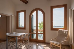 Apartment, 2 Schlafzimmer, Küche, Meerseite | Essbereich im Zimmer