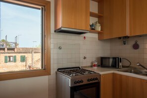 Apartment, 2 Schlafzimmer, Küche, Meerseite | Eigene Küche | Großer Kühlschrank, Mikrowelle, Ofen, Herdplatte