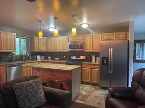 Réfrigérateur, four à micro-ondes, un four, surface de cuisson