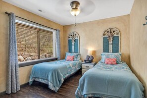 Fer et planche à repasser, lit de bébé portatif, accès au Wi-Fi (inclus)