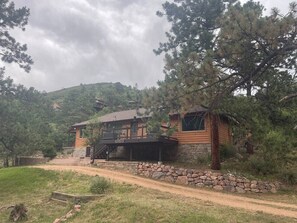Exterior - Grandview 3BR Mountain Cabin w/ Hot Tub & EV (Green Mountain Falls)
