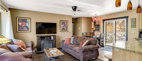 スマートテレビ、暖炉、DVD プレーヤー、書庫