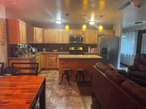 Réfrigérateur, four à micro-ondes, un four, surface de cuisson