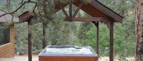 Bañera de hidromasaje al aire libre