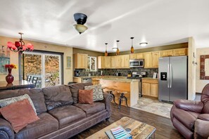 Téléviseur connecté, foyer, lecteur de DVD, livres