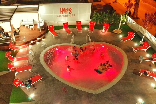 Seasonal outdoor pool, pool umbrellas, pool loungers - Hotel Sabrina Rimini (Rimini)