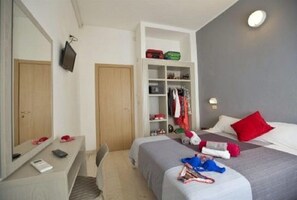 Double Room | In-room safe, desk, free WiFi, bed sheets