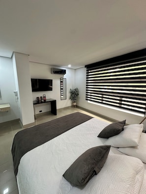 Habitación estándar doble, 1 cama doble | Caja fuerte, escritorio, tabla de planchar con plancha y wifi gratis