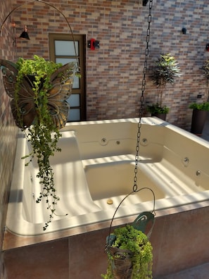 Outdoor spa tub - Hotel Merlott 70 (Medellín)