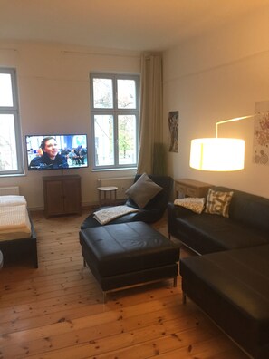 Estudio Premium | Zona de estar | Una televisión de pantalla plana