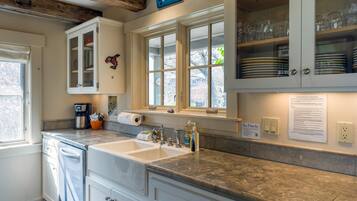 Microondas, lavavajillas, cafetera y tetera y utensilios de cocina