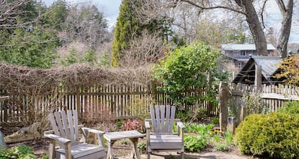 Isla Orcas, Crescent Beach Cottage