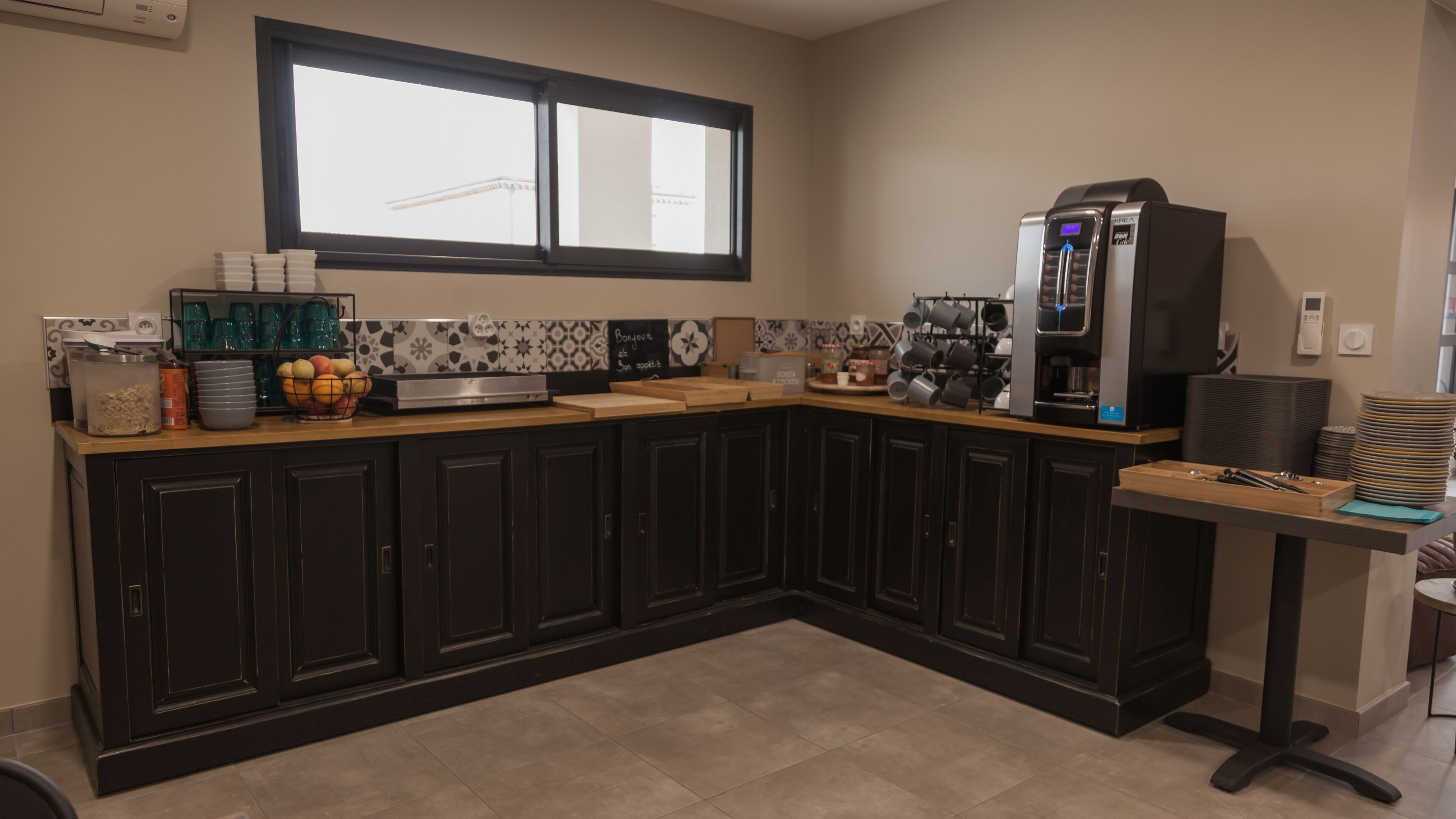 daily continental breakfast (eur 10.5 per person)