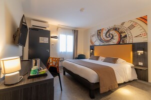 Quarto casal standard | Frigobar (abastecido com itens grátis), cofres nos quartos