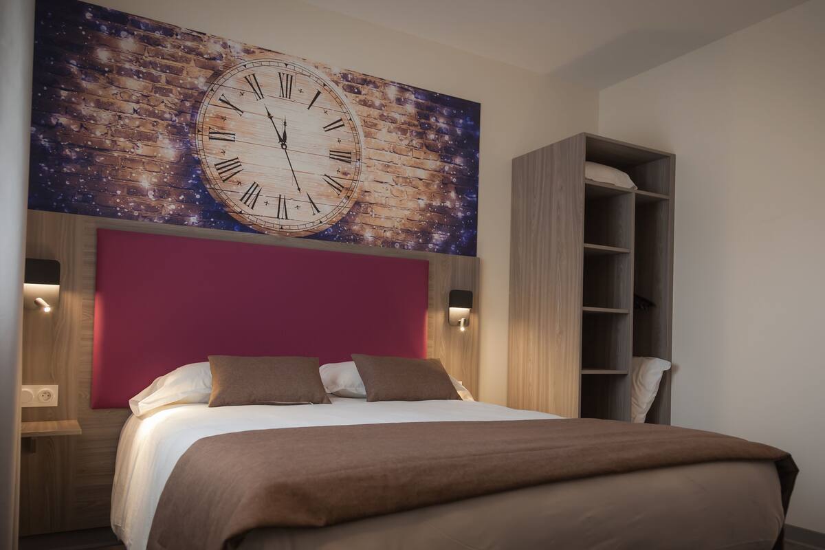 superior room, 1 queen bed, non smoking | free minibar, in-room safe, individually decorated