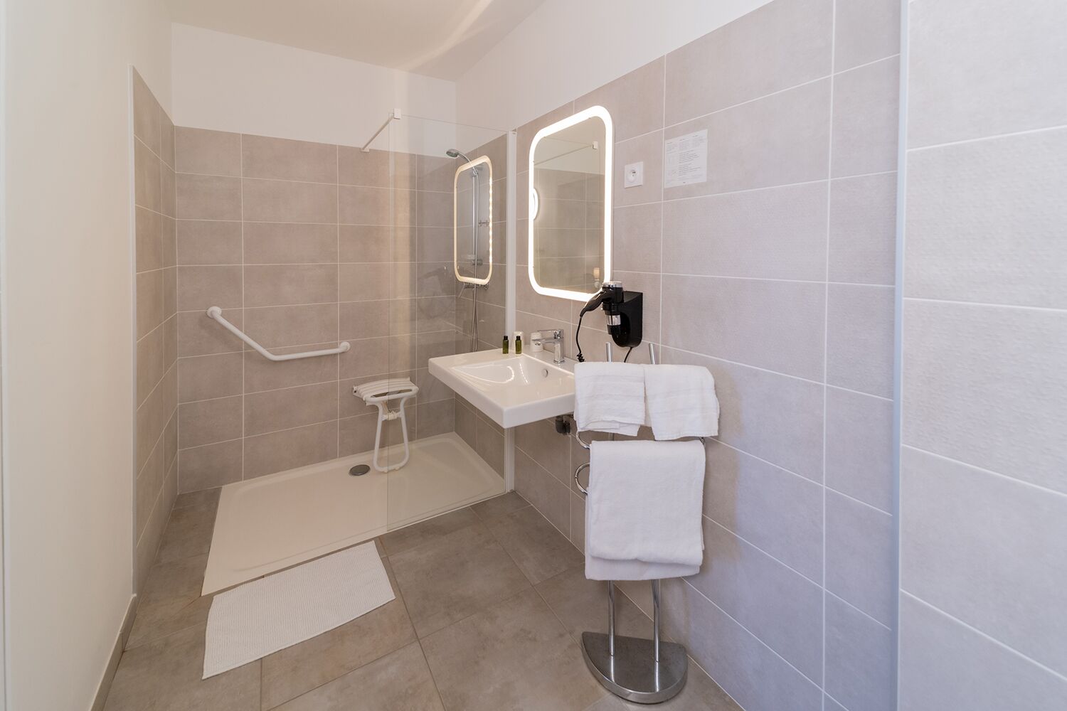standard double room | bathroom | shower, rainfall showerhead, free toiletries, hair dryer