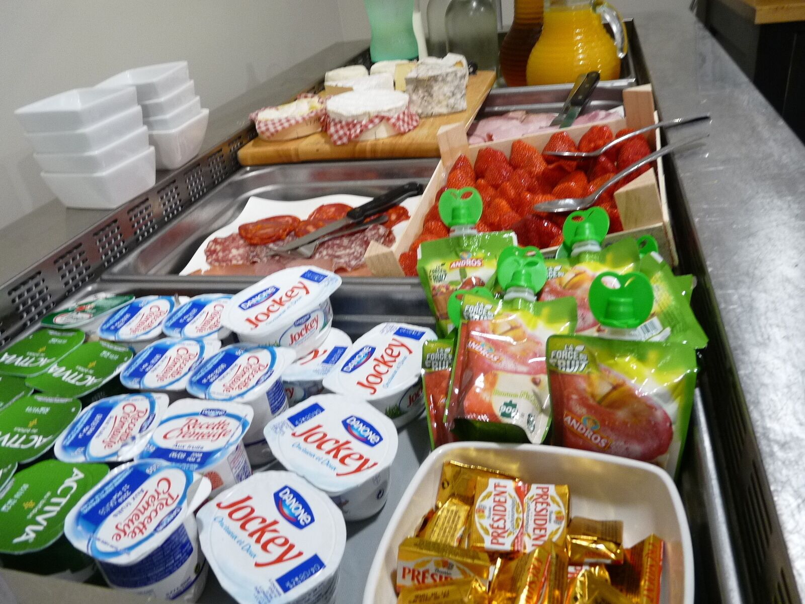 breakfast, lunch, dinner served; french cuisine