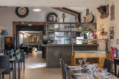 Breakfast, lunch and dinner served . Hôtel Restaurant L'Horloge Gourmande