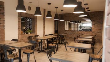 ๋งค์ผ ์ ๋ฝ์ ์์นจ ์์ฌ(1์ธ๋น EUR 10.5)