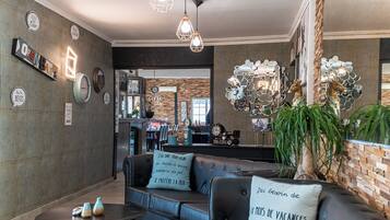 Serveert ontbijt, lunch, diner, Franse gerechten