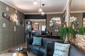 Breakfast, lunch, dinner served; French cuisine 