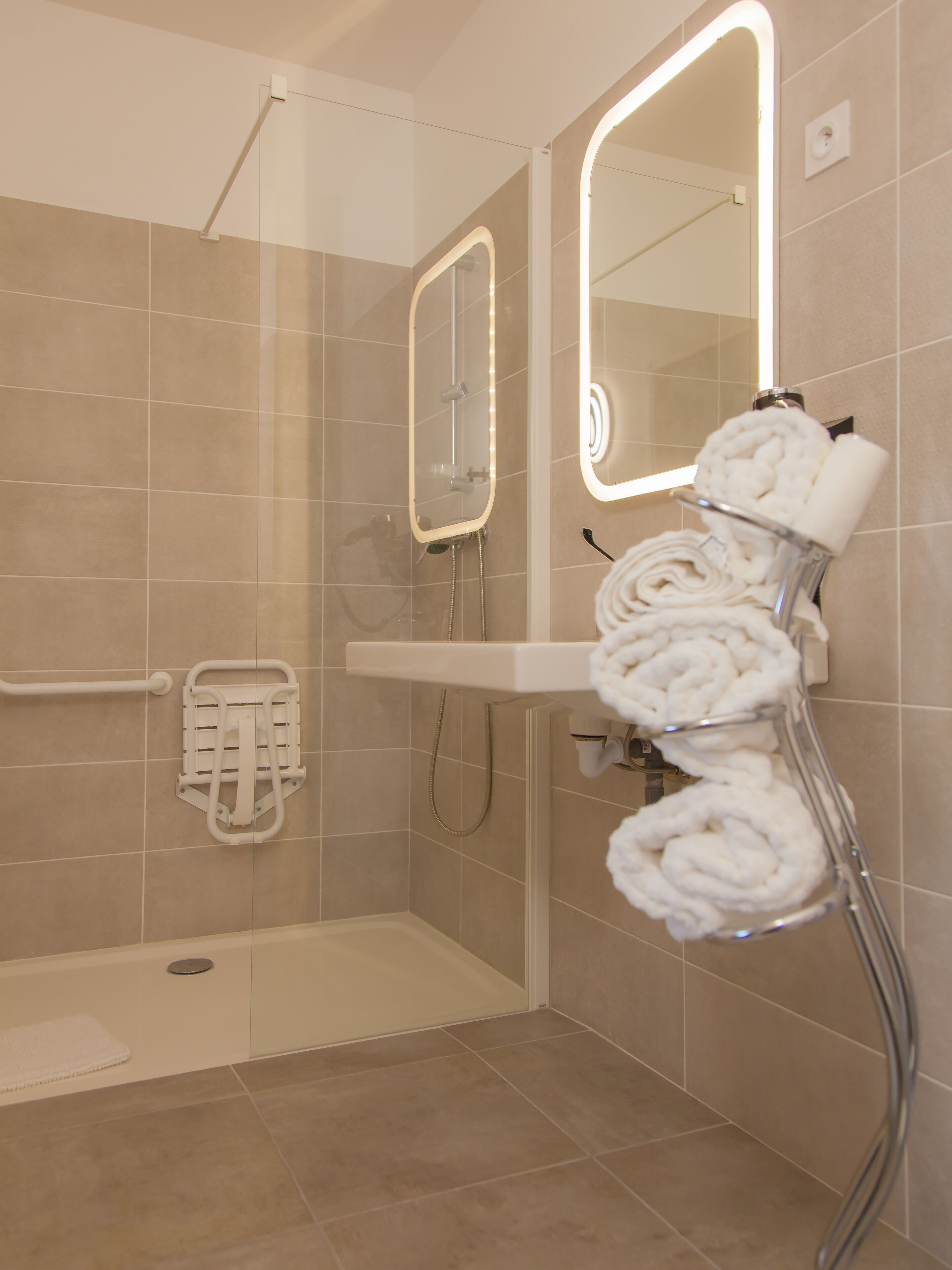 superior room, 1 queen bed, non smoking | bathroom shower