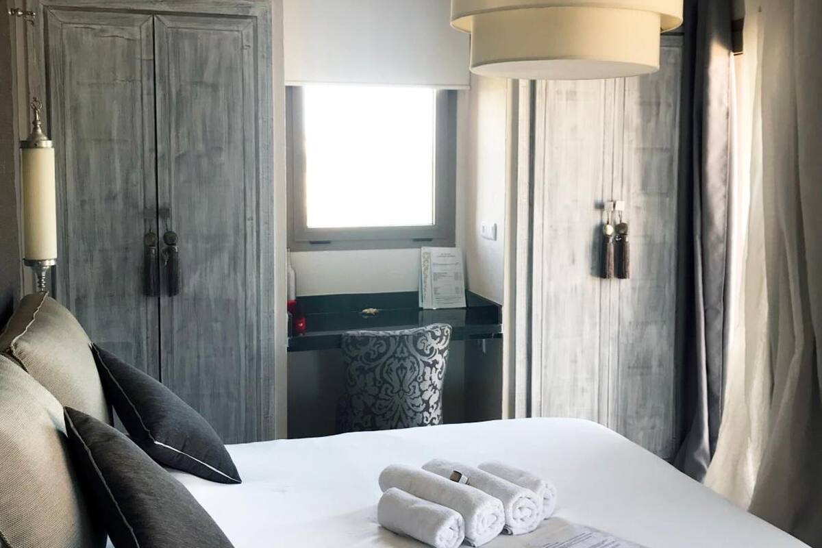 Ropa de cama de alta calidad, caja fuerte, cortinas opacas