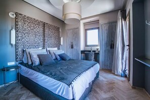 أغطية فراش متميزة وخزنة داخل الغرفة وبديكورات فريدة لكل غرفة