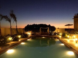 室外游泳池，池畔遮阳伞，日光浴躺椅