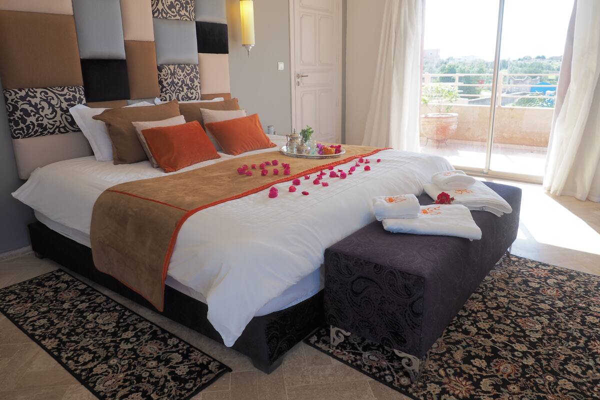 Suite de lujo, 1 cama doble, baño privado, vistas a la piscina | Vistas desde la habitación