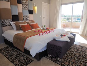 奢华套房, 1 张双人床, 私人浴室, 泳池景观 | 客房景观