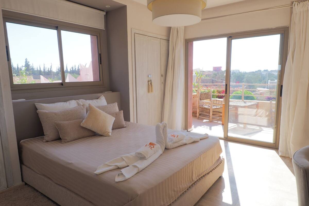 Suite de lujo, 1 cama doble, terraza, vistas a la piscina | Ropa de cama de alta calidad, caja fuerte, cortinas opacas