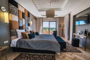 Hochwertige Bettwaren, Zimmersafe, individuell dekoriert