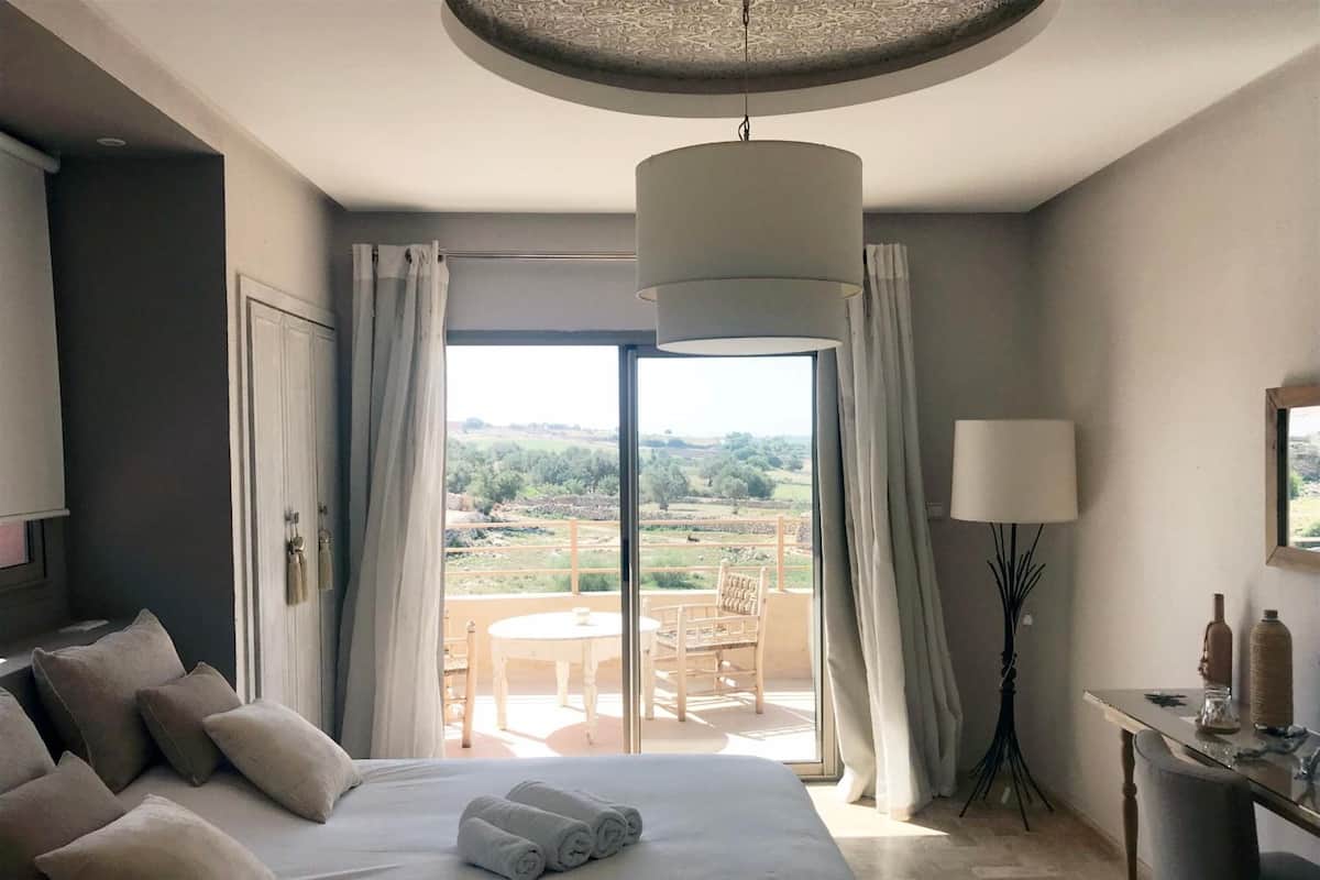Ropa de cama de alta calidad, caja fuerte, cortinas opacas